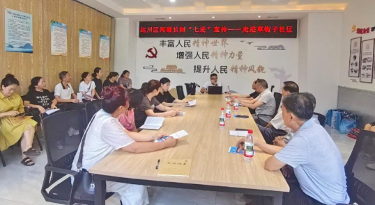 圖為:現場宣傳河湖長制相關內容