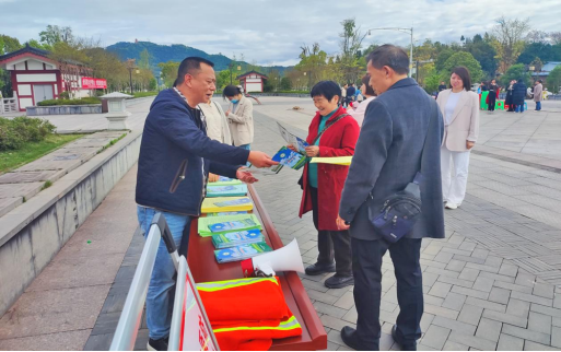 图为：应急管理办主任唐勇向群众宣传防火知识