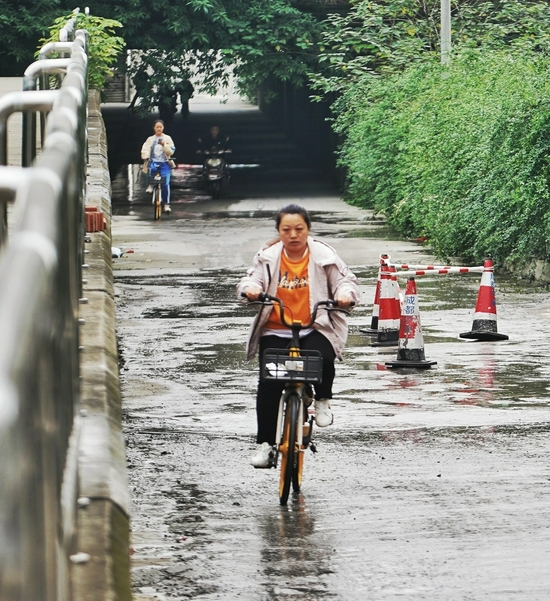 非机动车道路面修复刚完工，还有不少积水