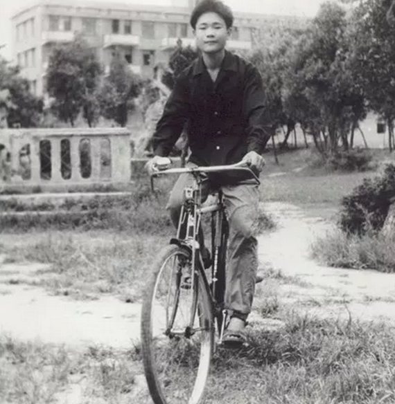 青年李书福