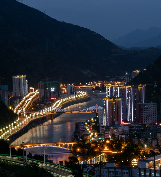 石棉夜景 高剑 摄