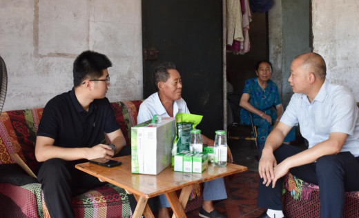 看望慰問困難群眾并為其送上防暑物資