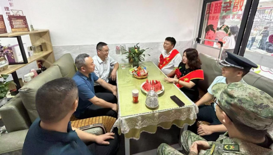 圖為:慰問組領導給李杰靈家屬送去錦旗并親切談話