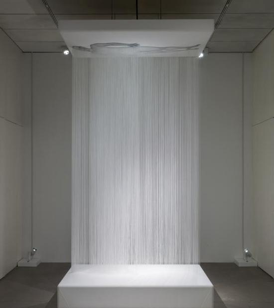 林天苗,《白日梦》,1999年,白棉线、白布、数码照片,200 × 120 × 380 厘米