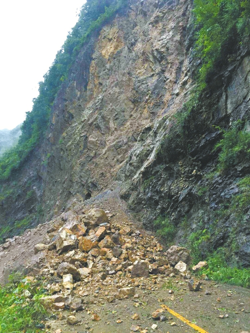 山体塌方阻断了村子通往外界的唯一道路。