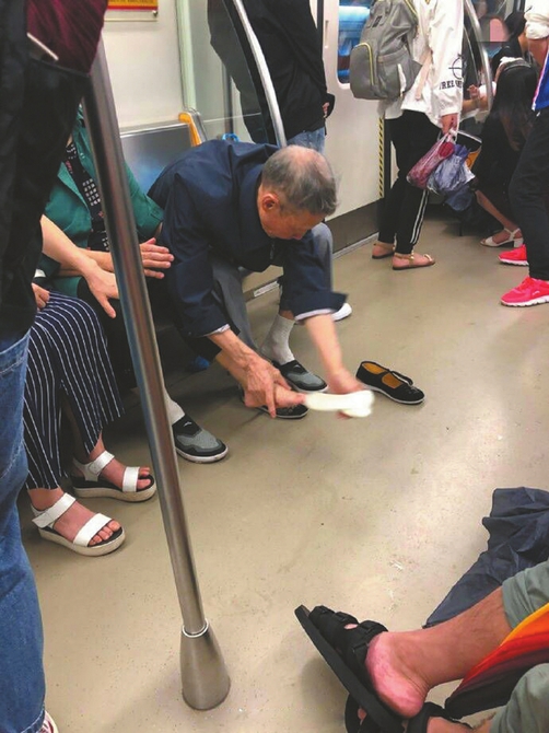 成都地铁上网友拍下的温情一幕。