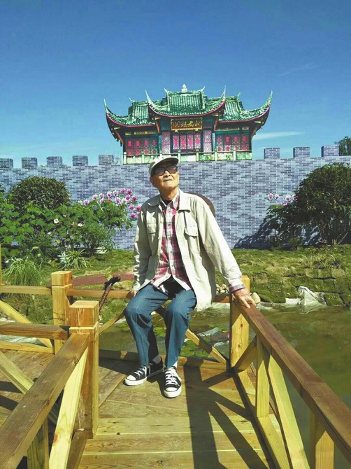 袁大爷喜欢外出游玩。
