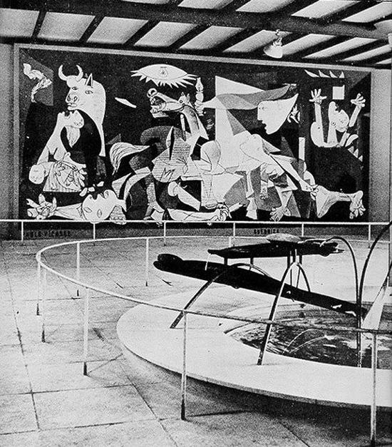 毕加索的《格尔尼卡》在1937年巴黎世博会上展出。图片来自Wikimedia