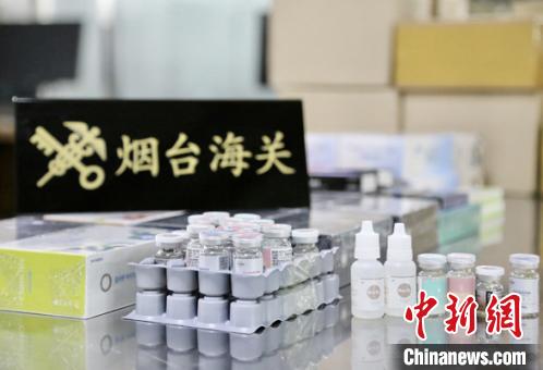 烟台海关查获非法邮寄入境美瞳2536片。　方方　摄