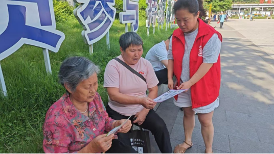 圖為:工作人員發放宣傳資料