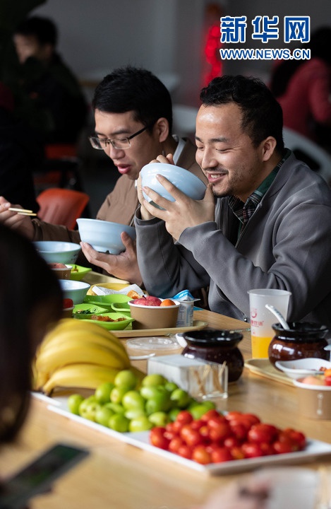 2月11日,在四川大學(xué)望江校區(qū)東二食堂,兩位學(xué)生在吃午餐。