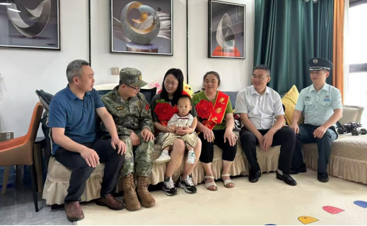 圖為:慰問組領導給方世源同志家屬送去錦旗并親切交流