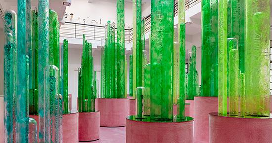 林天苗,《我的花园》,2018年,铝合金框架结构、玻璃、液体循环系统、地毯,尺寸可变