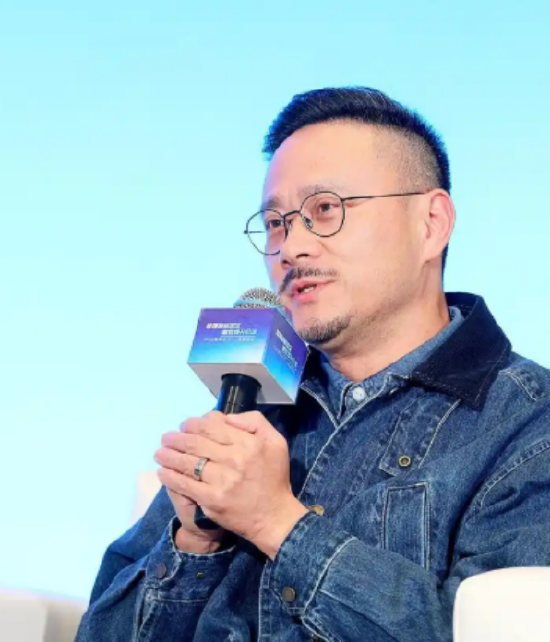 ▲成都东方正火文化传媒有限公司董事、总裁罗邴文在圆桌对话中分享（图据每日经济新闻）