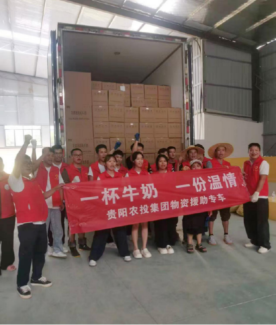 榕江工业园区物资发放点志愿者在车前合影。