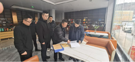 图为:翠屏街道党工委书记苟虹晨带队检查顺达加油站相安全生产情况