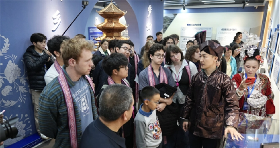 合唱团参观肇兴侗寨文化展示中心