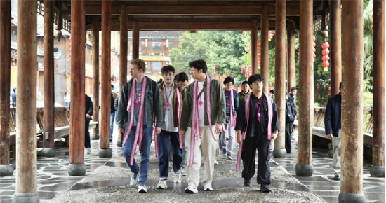 合唱团参观肇兴侗寨