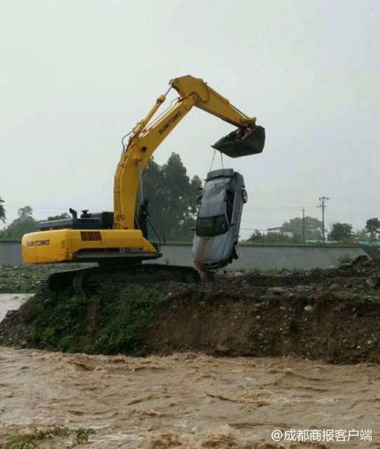 最新:绵阳老师开车上班途中被冲走 失踪女教师已遇难