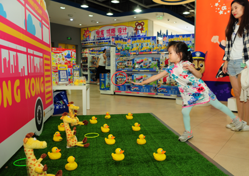 “香港玩具•品牌馆”开幕现场小朋友们参与互动游戏