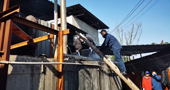 近日，川渝两地生态环境部门开展了联合执法行动。