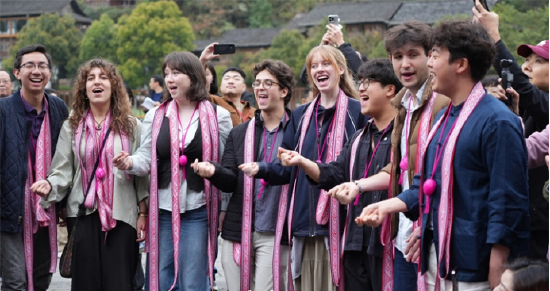 肇兴侗寨寨门前，耶鲁Whiffenpoofs阿卡贝拉合唱团与贵州村歌团即兴对歌