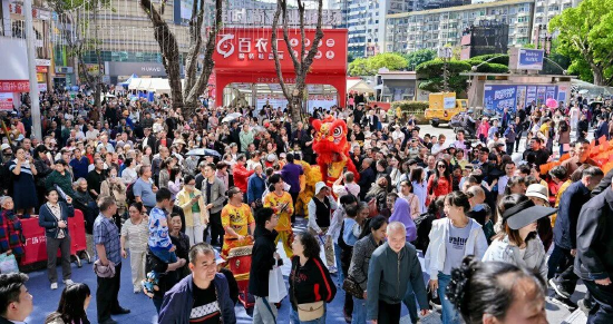 和悦广场开业后人气高涨，街区消费活力充分释放