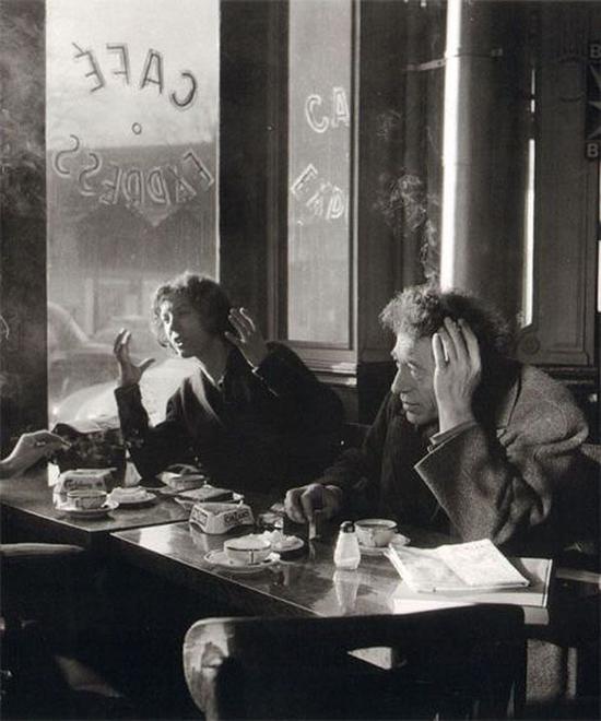1957年12月,贾科梅蒂和妻子安妮特在巴黎的咖啡店