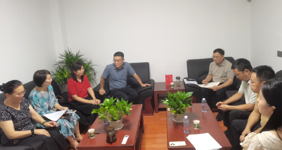 图为：验收组听取汇报