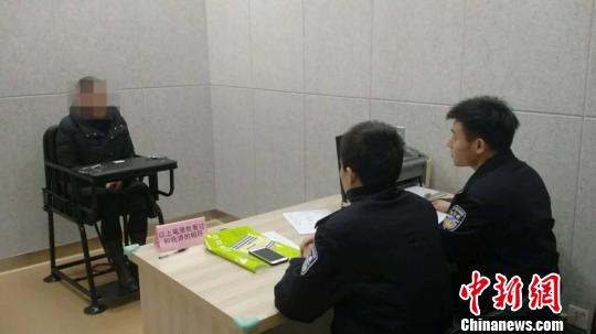 民警询问沈月娥身份信息 朱晨 摄
