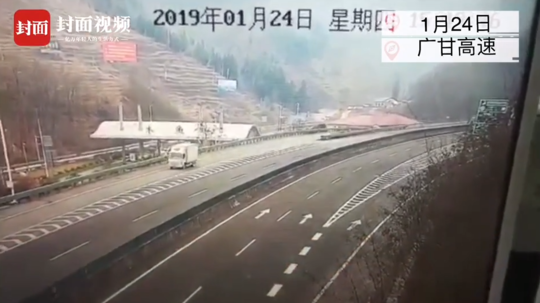 司机高速路上全神贯注倒车 交警出现时他全然不知