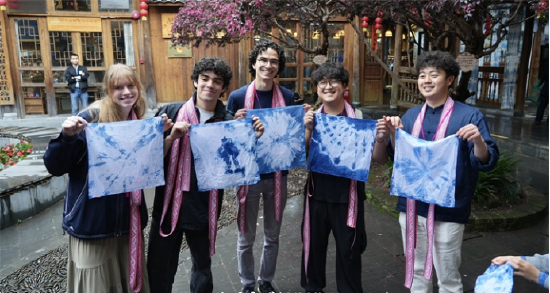 合唱团体验侗族扎染技艺