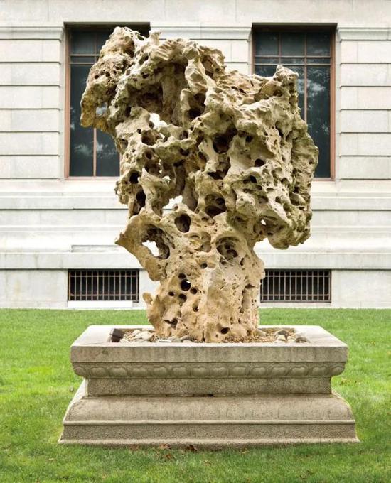 艺术家、收藏家理查德·罗森布鲁姆和亚洲艺术之友团体一同向美术馆捐赠的太湖石