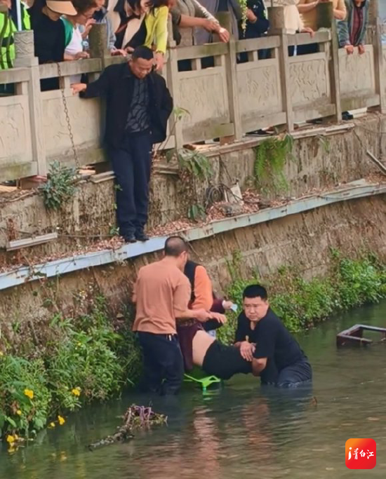 网友镜头下的三人救人场景