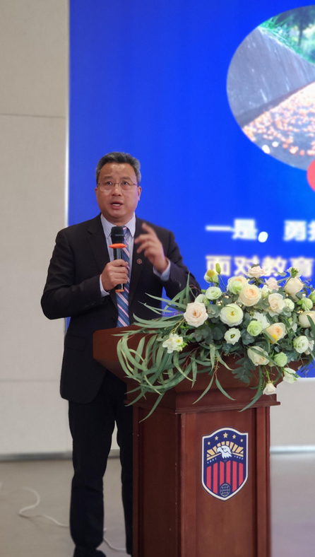 石室中学校长田间