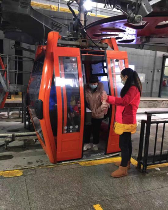 （谭敏疏散最后一批景区游客）