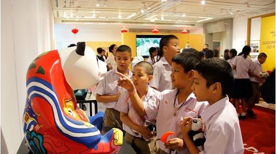 “HELLO，WORLD！--中国彩绘熊猫艺术展”在泰国曼谷中国文化中心开幕，吸引众多泰国“熊猫迷”入场