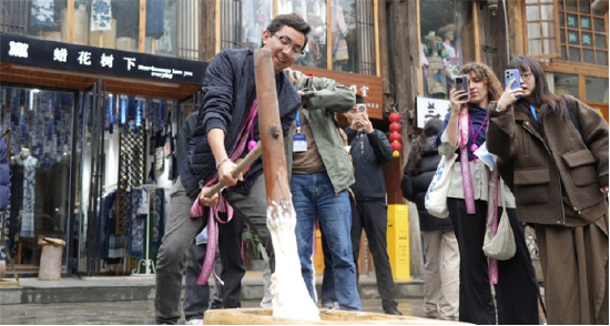 合唱团成员体验打糍粑