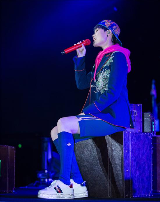 沉浸在音乐中的春春