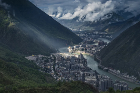 泸定县全景图(泸定县文化广电旅游局 供图)