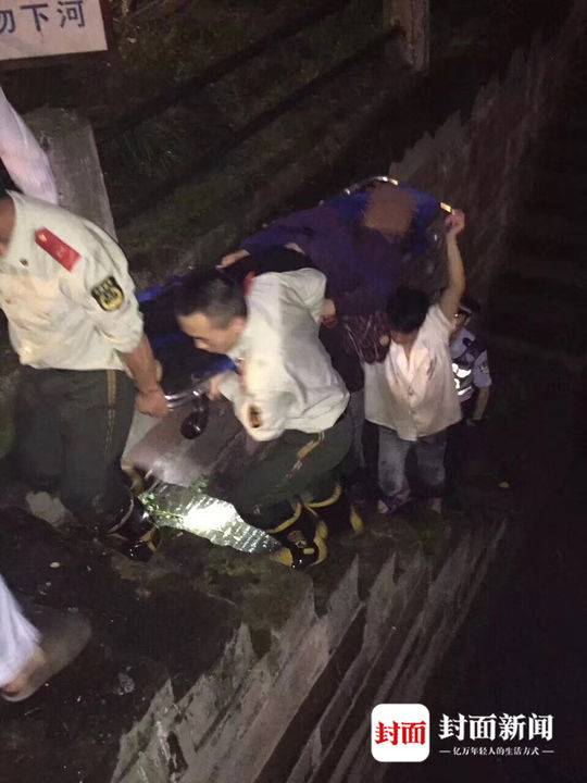 当晚餐馆工作人员参与救人