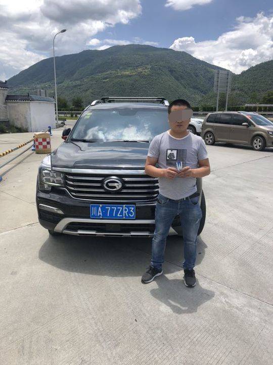 男子高速上为躲监控将川A变W