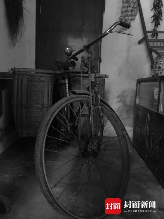 徐纪元当上“万元户”时凭购买指标买下的自行车。