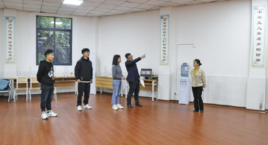 工作组现场查看设施设备