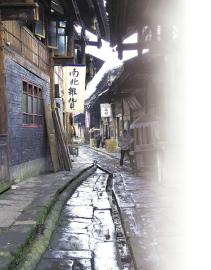 油亮光滑的青石板路