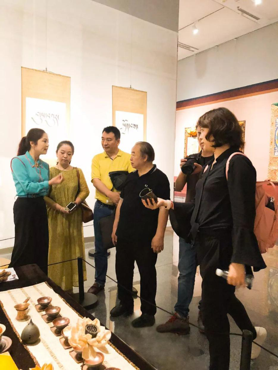 著名藏学大师格桑益西在西嶺云藏展出现场进行指导参观