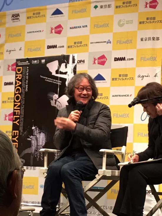 ◇《蜻蜓之眼》在日本东京放映,图为徐冰与观众交流。