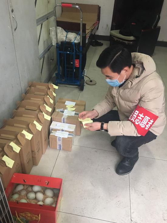 孔毅仔細核對送貨信息