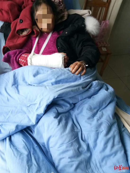 ↑刘女士母亲在病床上。