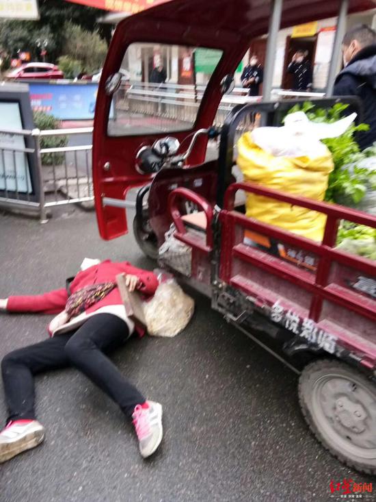↑刘女士母亲倒在三轮车旁。